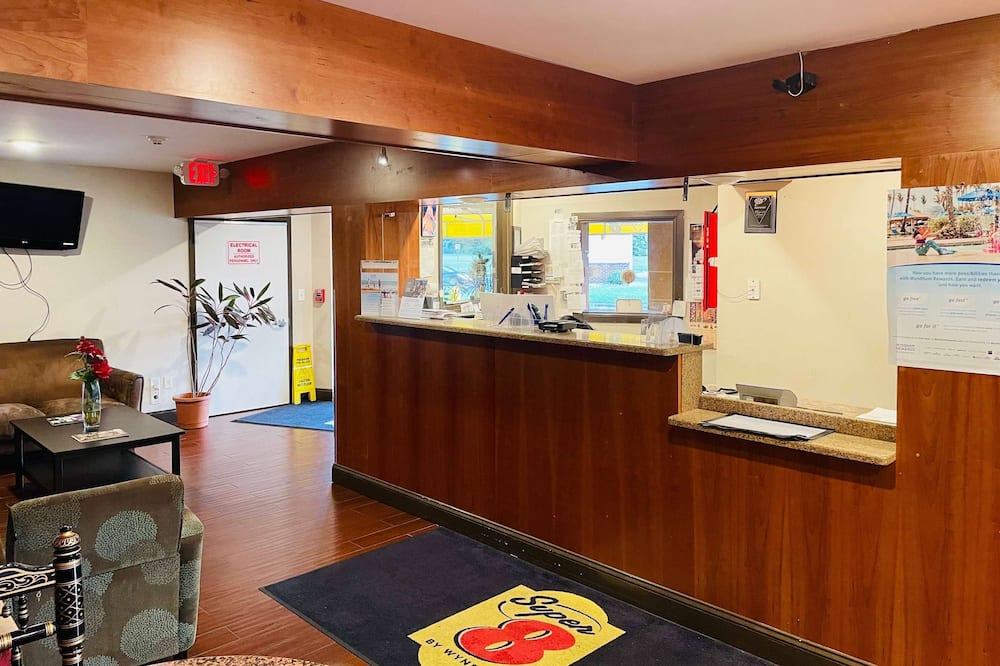 スーパー  8 バイ ウィンダム グロスター 写真