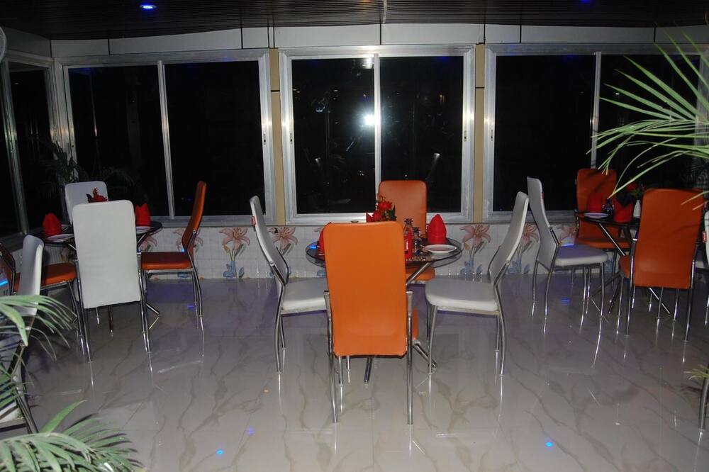 ホテル ウトゥサヴ レジデンシー 写真