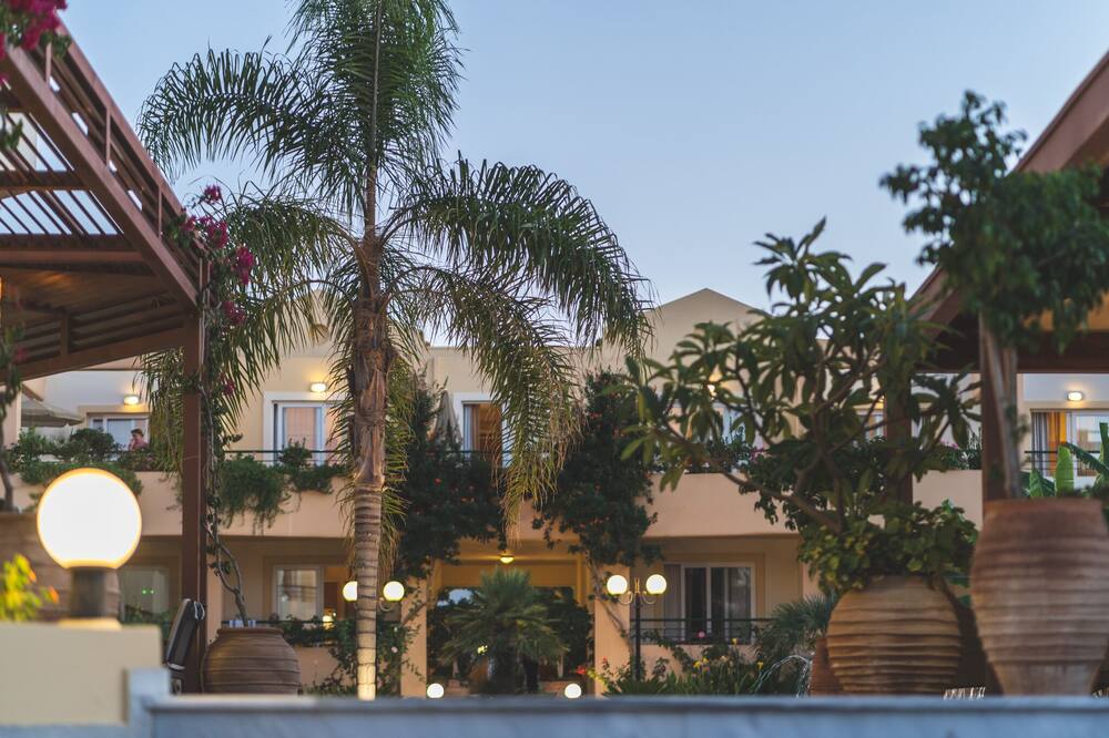 Helios Apartments 写真