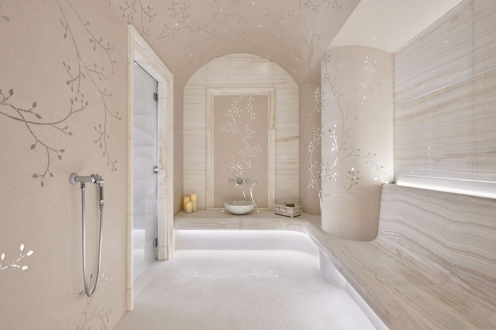 フォー シーズンズ ホテル ジョルジュ サンク パリ 写真