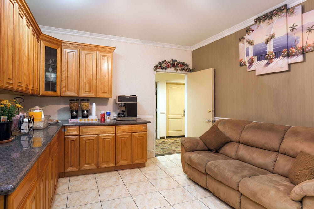 ハワード ジョンソン バイ ウィンダム ベーカーズフィールド 写真