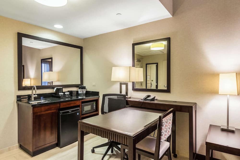 Embassy Suites by Hilton Newark Airport 写真