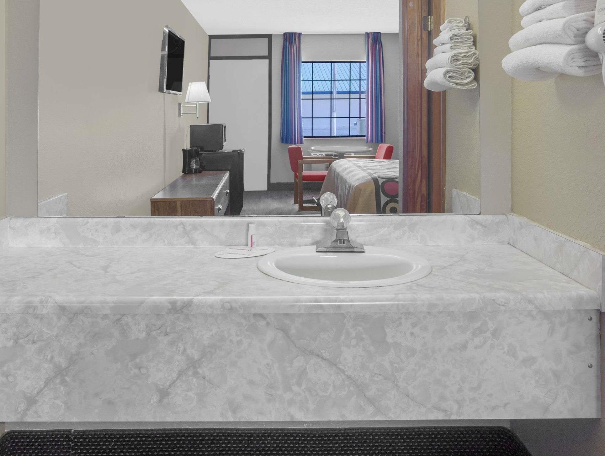 スーパー 8 バイ ウィンダム クラークスビル アーカンソー 写真