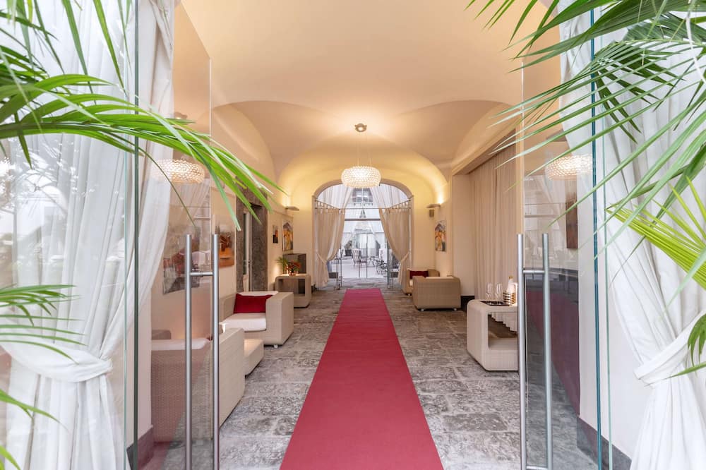 パラッツォ カラッチョーロ ナポリ 写真