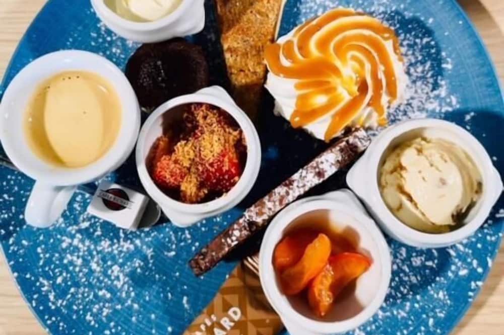 ラ シャルトルーズ ロジス オテル レストラン 写真