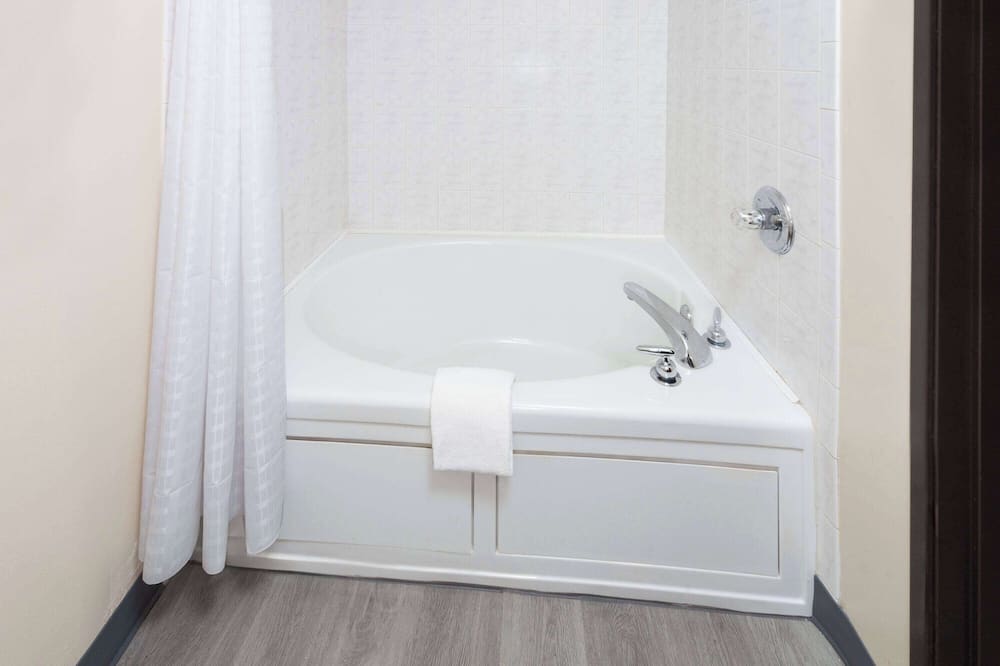 スーパー8 バイ ウィンダム マッヘンリー/フォックスレイクエリア 写真