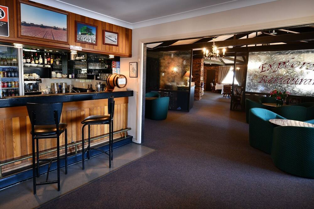 バーク アンド ウィルス モーター イン 写真