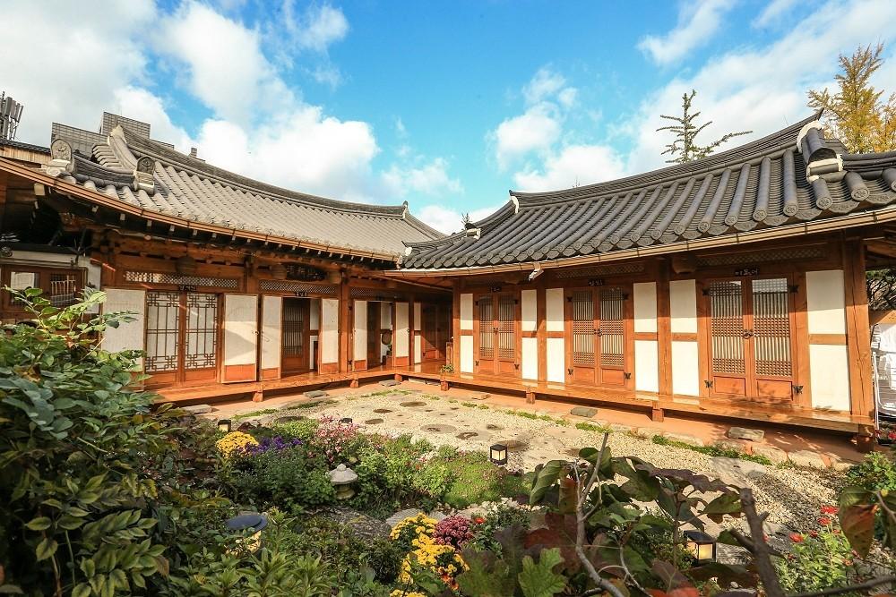 Jeonju Hanok Maeul Hanok Gotek Bugyeongdang 写真