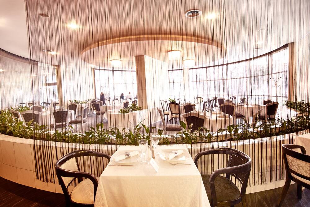 コンチネンタル フォーラム アラド 写真