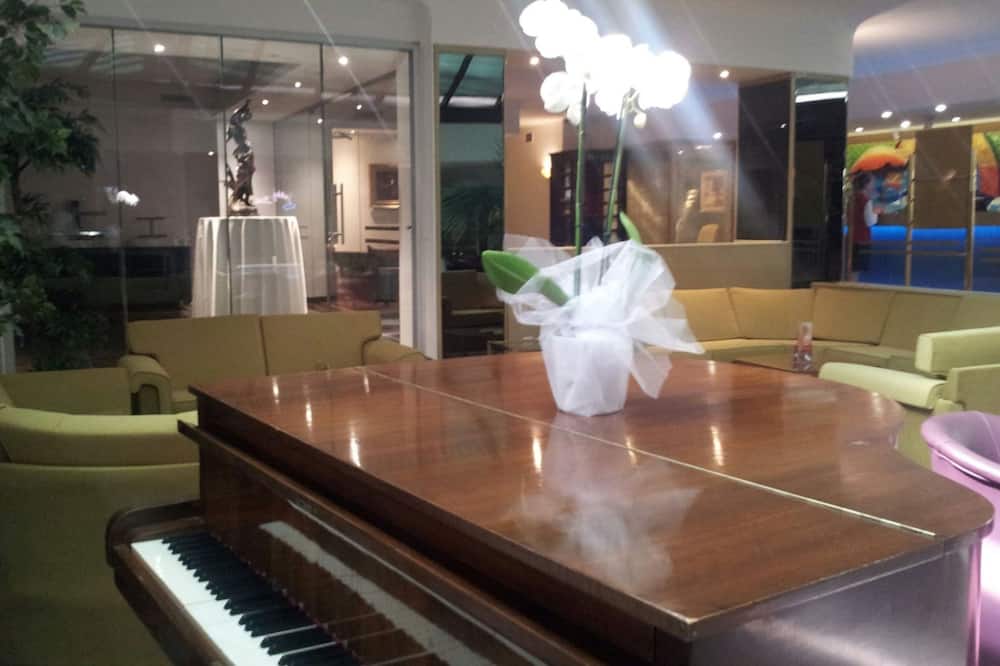 ギュネシュ ホテル メルテル 写真