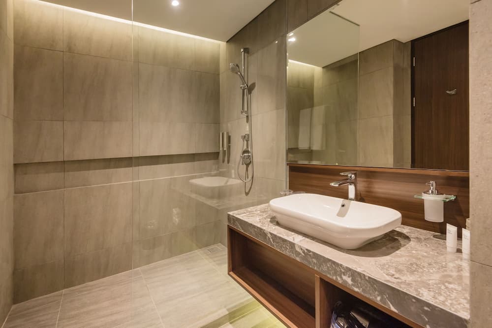 アシュレー タナ アバン 写真