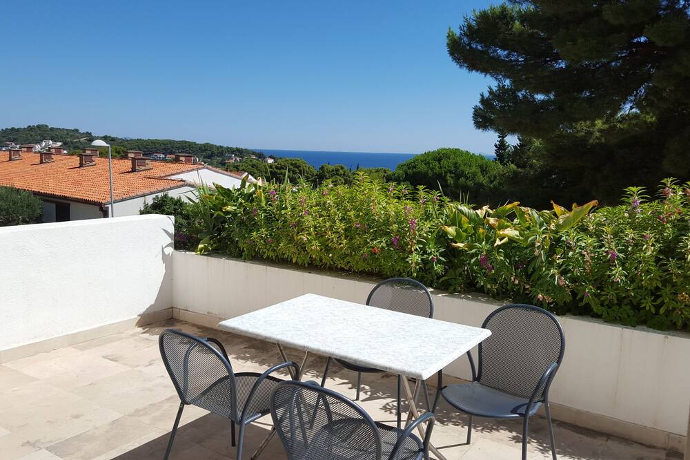 アパートメンツ アンド ルームズ ロゴシック 写真