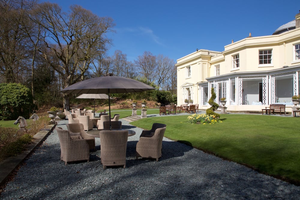 Storrs Hall Hotel on the shore of Lake Windermere 写真