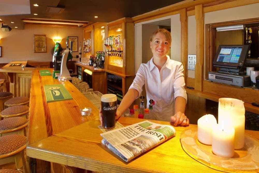Hylands Burren Hotel 写真