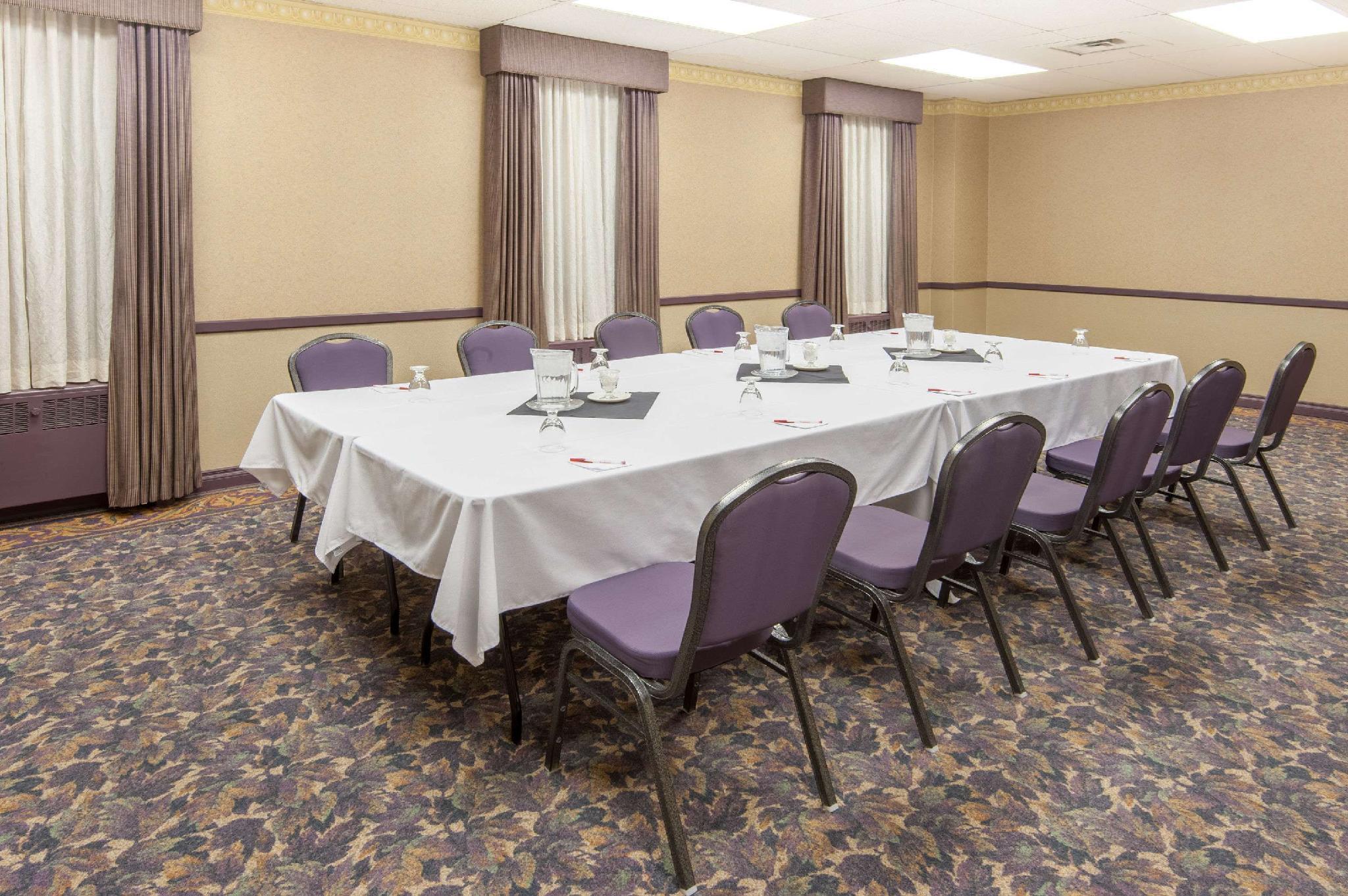 ラマダ プラザ バイ ウィンダム カルガリー ダウンタウン 写真