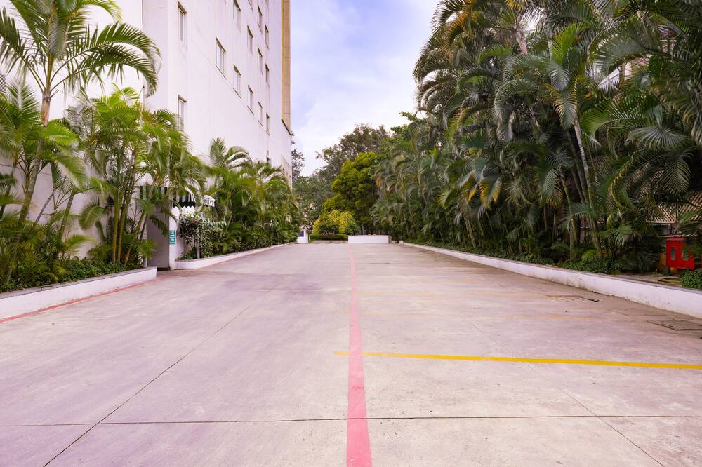 レモン ツリー プレミアー ウルソー レイク ベンガルル 写真