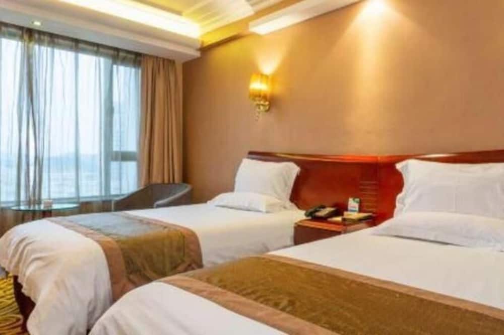 アンバサダー ホテル 写真