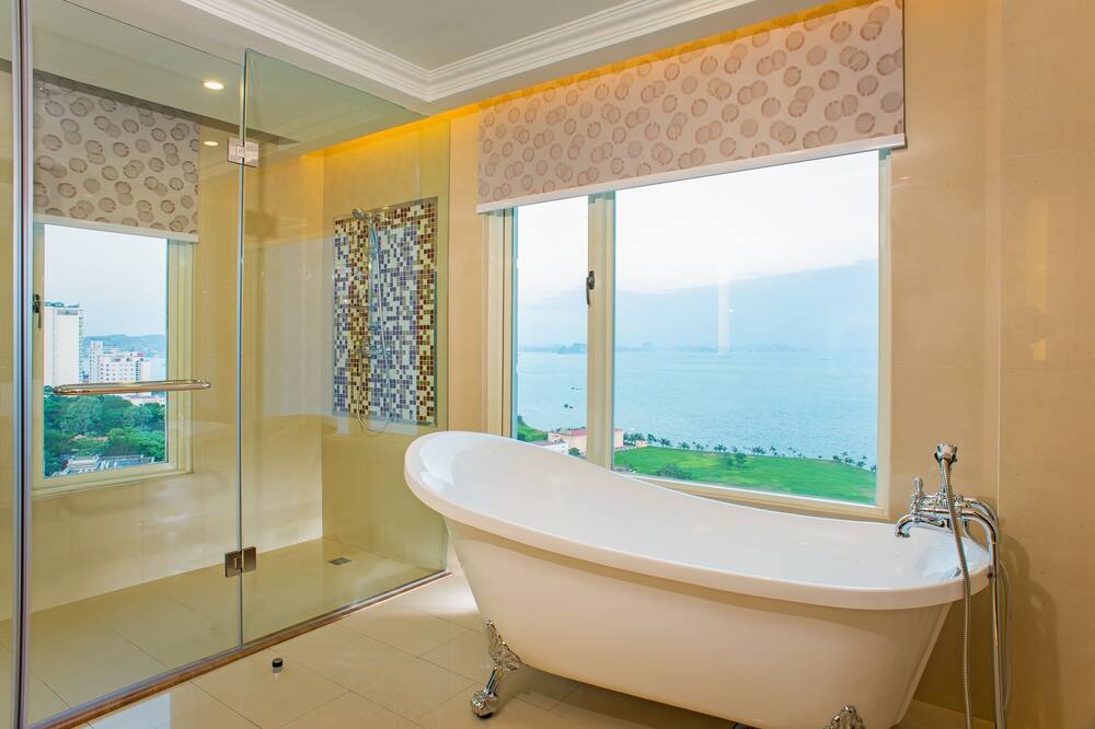 ロイヤル ハロン ホテル 写真