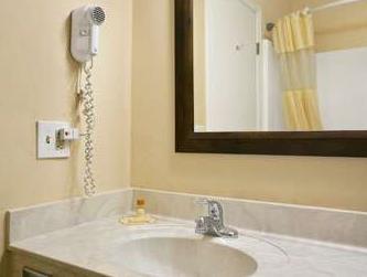 デイズ イン バイ ウィンダム マディソンビル 写真