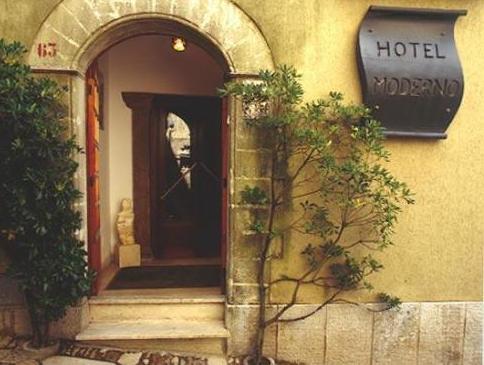 ホテル モデルノ 写真