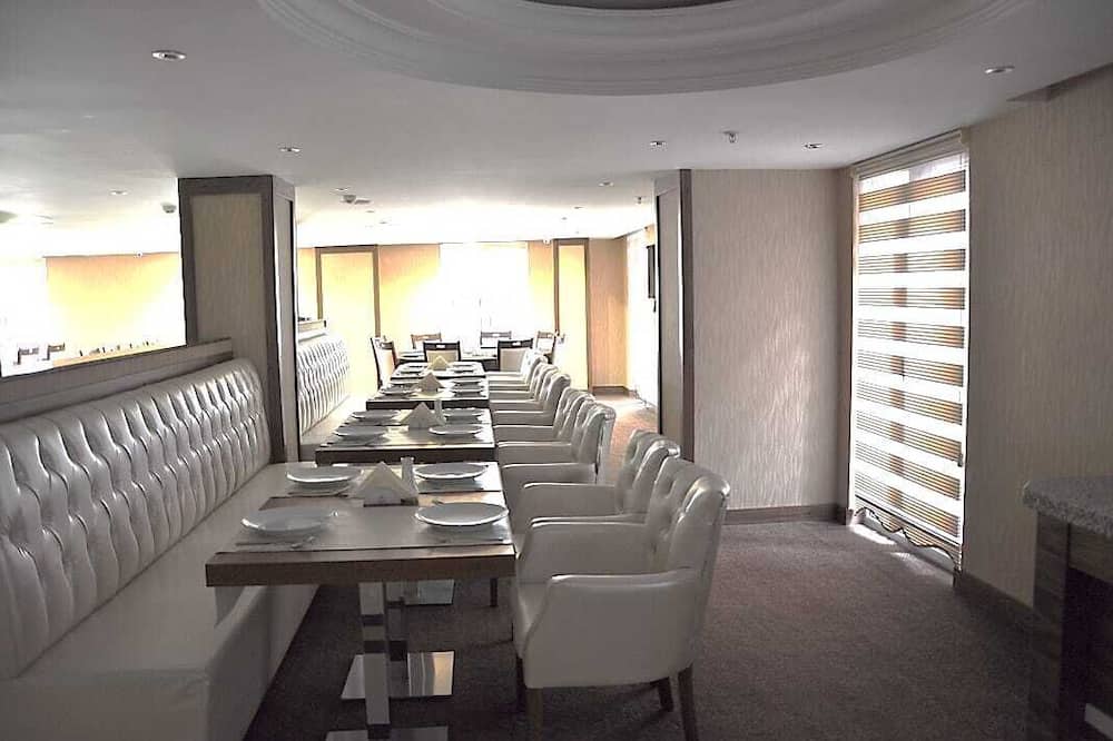 ツーリスト ホテル 写真