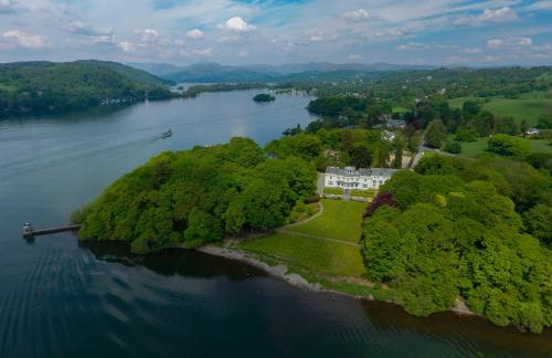 Storrs Hall Hotel on the shore of Lake Windermere 写真