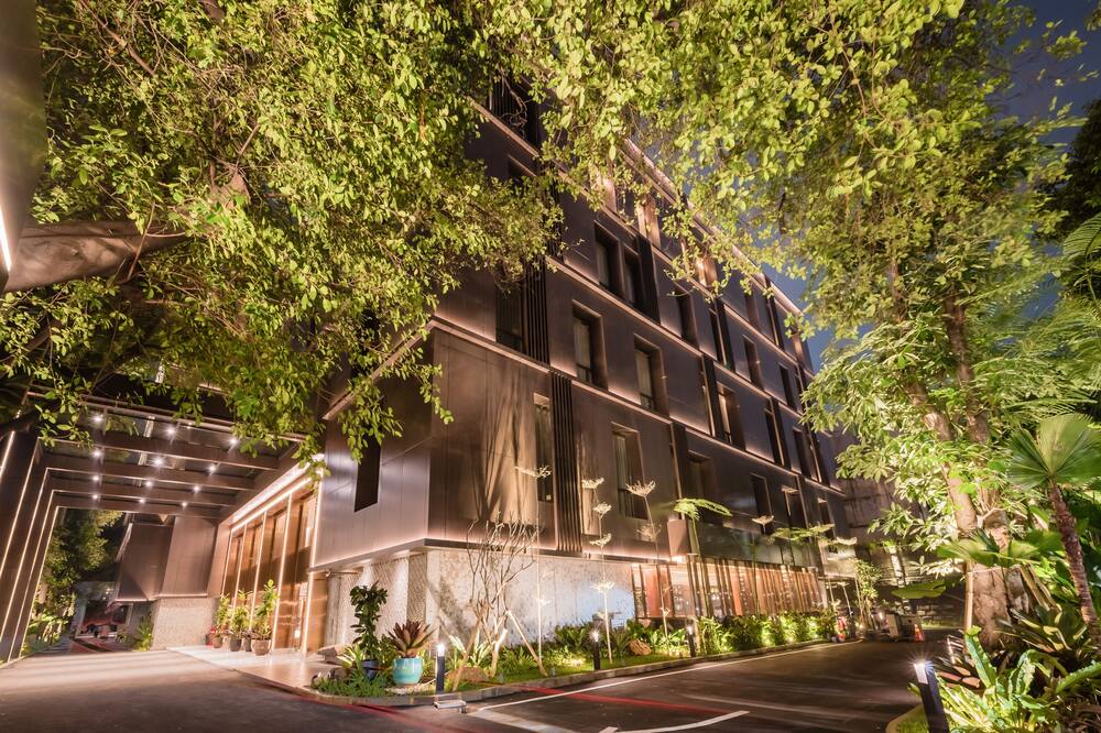 アシュレー タナ アバン 写真