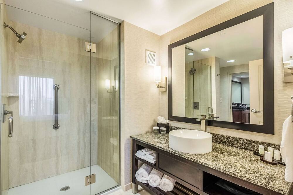 Embassy Suites by Hilton Newark Airport 写真