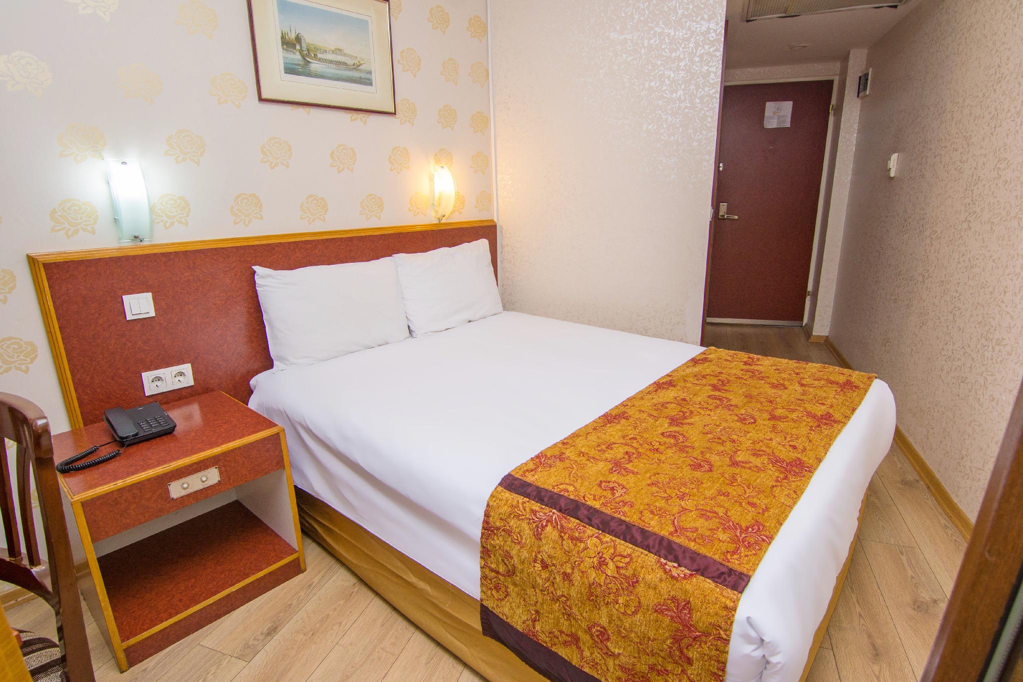 ホテル オリエント ミントゥール 写真