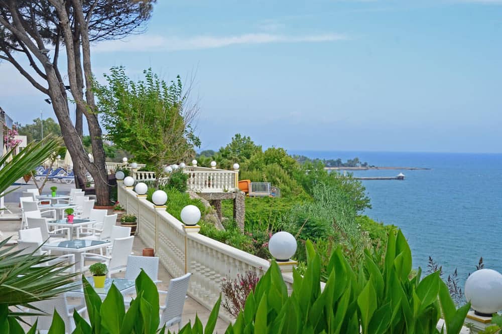 ララ オテル +12 オンリー アダルト 写真