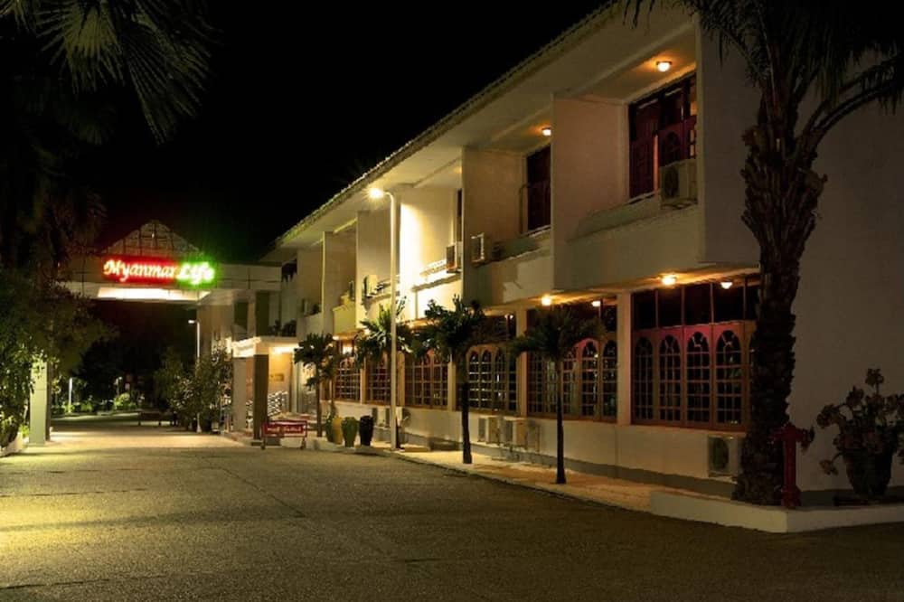 ミャンマー ライフ ホテル 写真