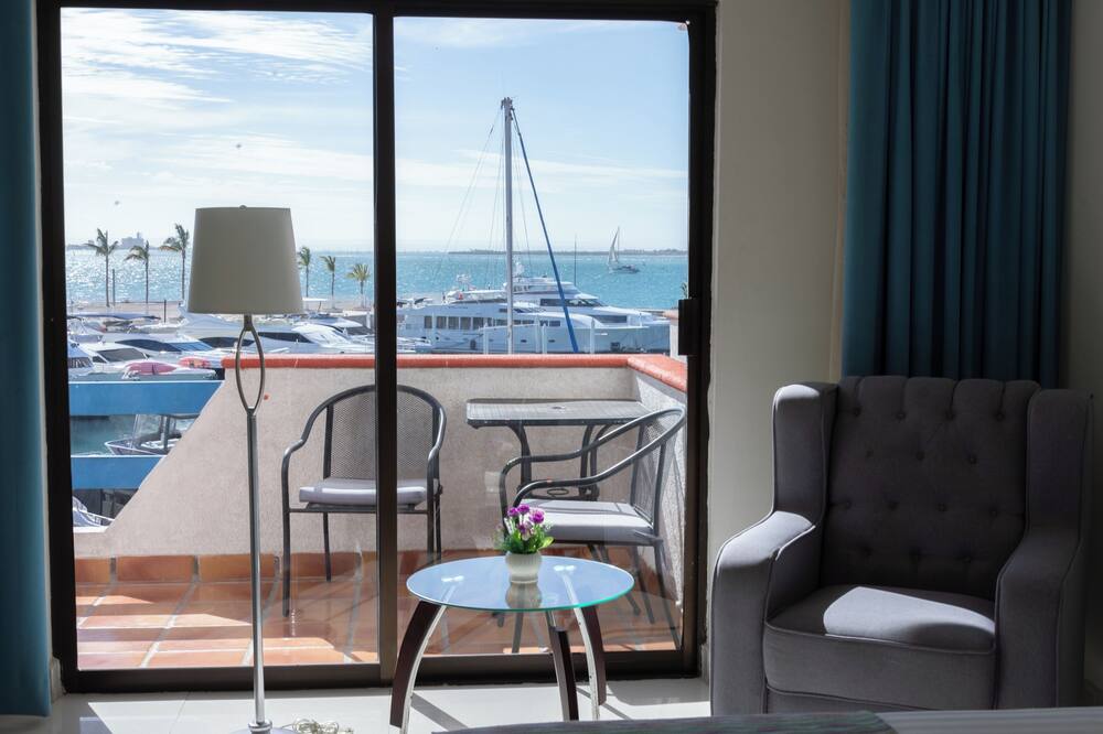 The Marine Waterfront Hotel 写真