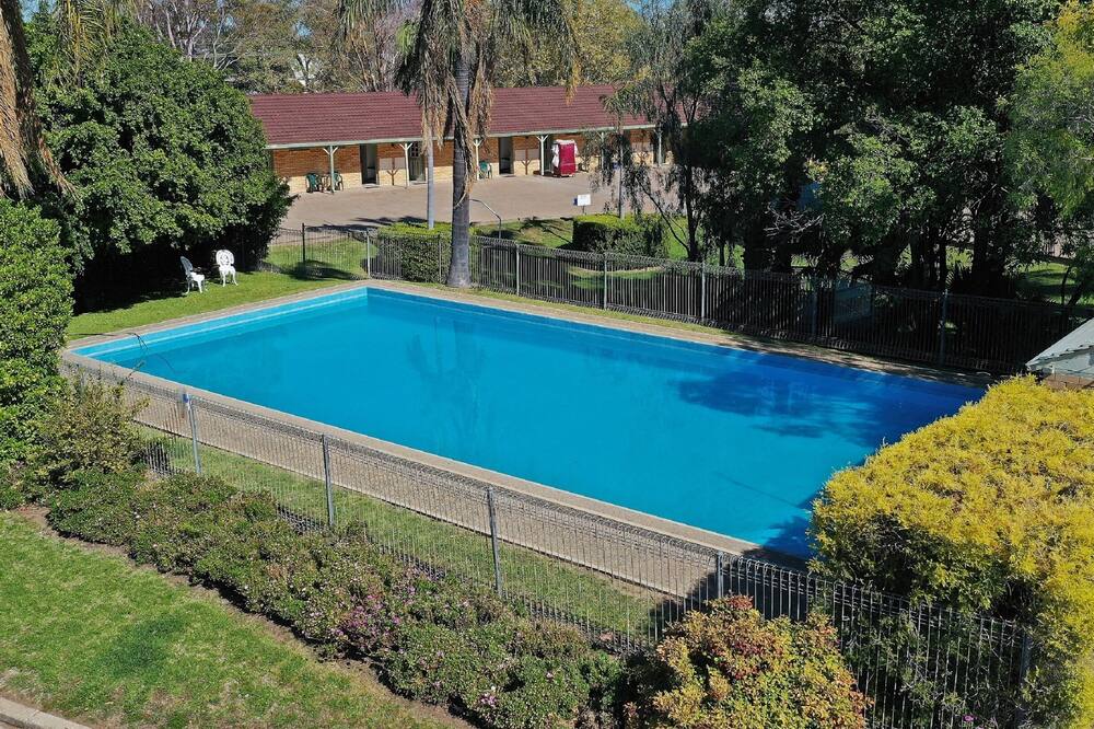 バーク アンド ウィルス モーター イン 写真