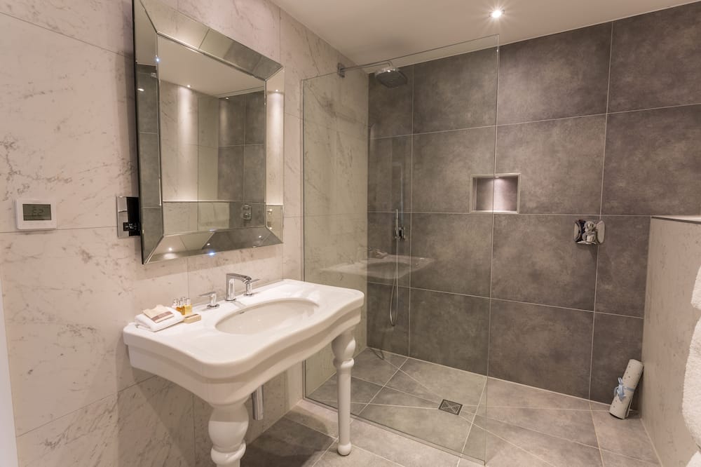 Storrs Hall Hotel on the shore of Lake Windermere 写真