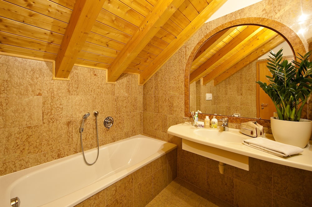 ホテル ティロル 写真