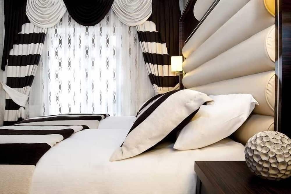 ツーリスト ホテル 写真