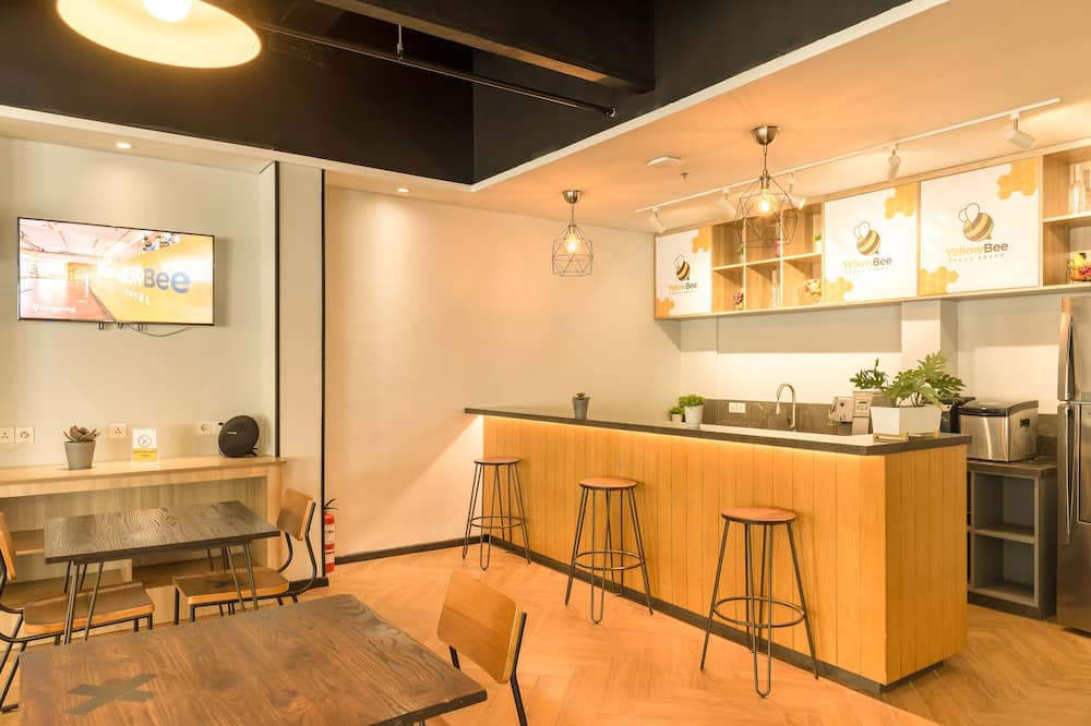 イエロー ビー タナ アバン 写真