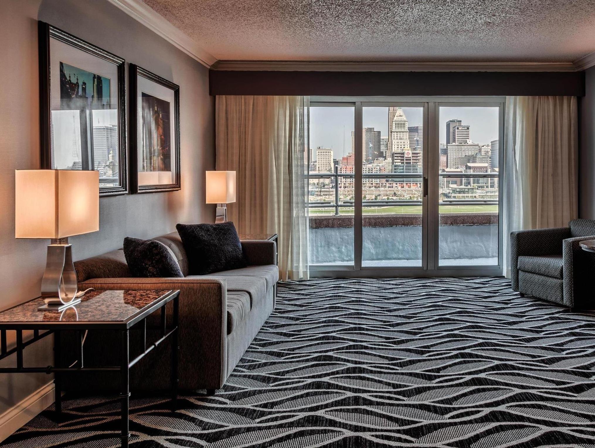 エンバシー スイーツ バイ ヒルトン シンシナティ リバーセンター 写真