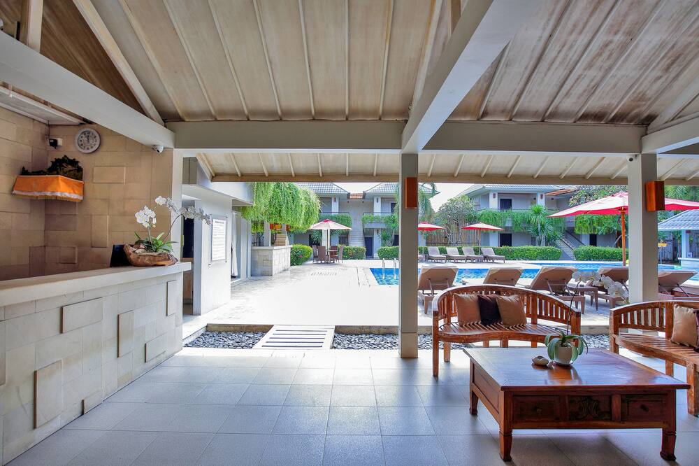 デウィ スリ ホテル 写真