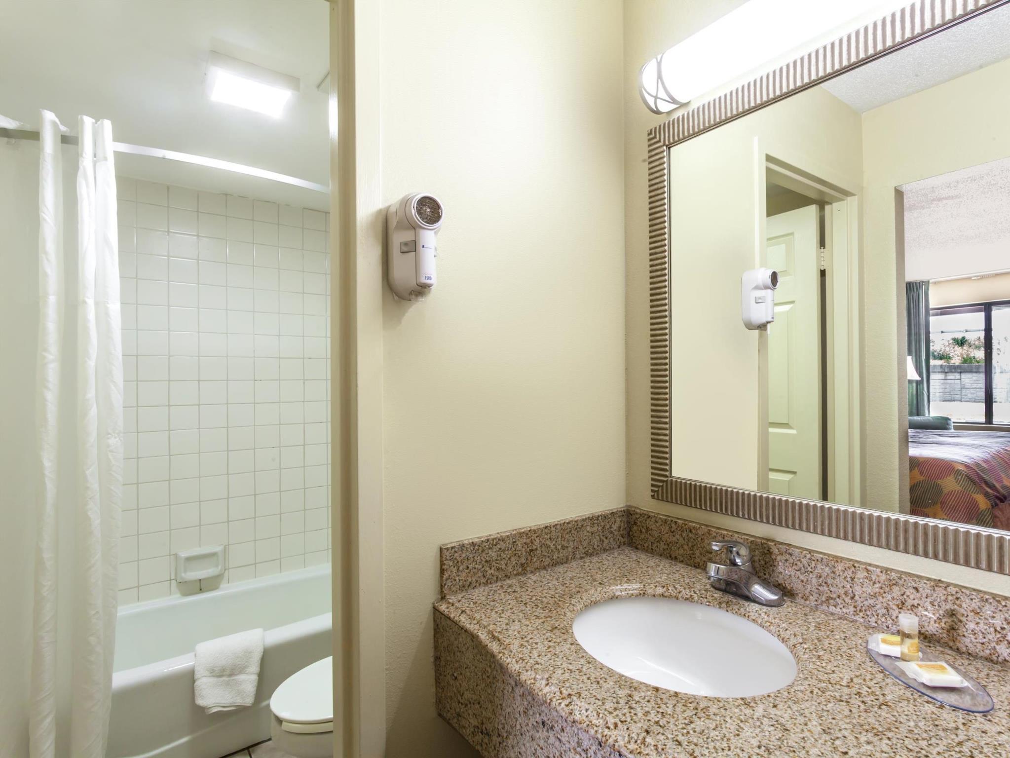 デイズ イン バイ ウィンダム レバノン 写真