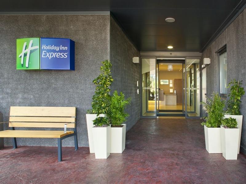 ホリデイ イン エクスプレス カンポ デ ヒブラルタル バリオス バイ IHG 写真