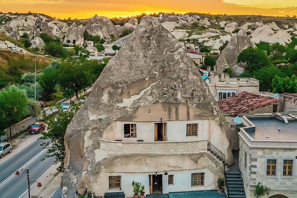ケーブ ホテル サクサガン 写真