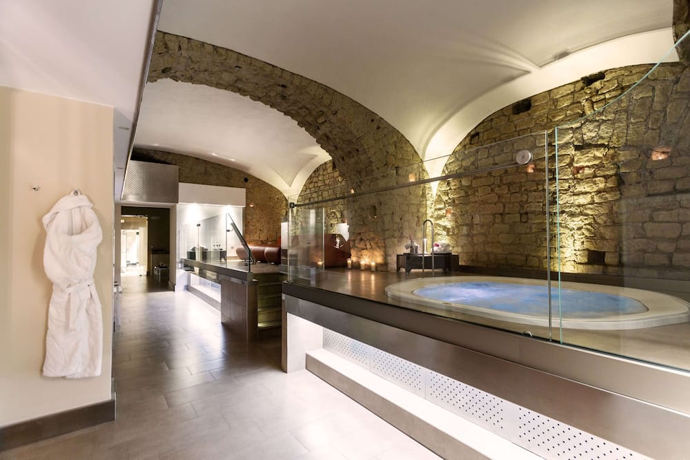 パラッツォ カラッチョーロ ナポリ 写真