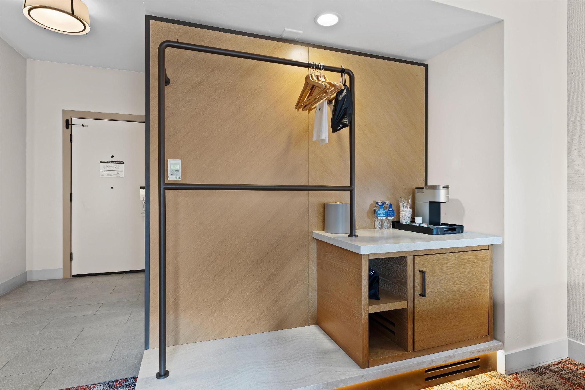 Hotel De Novo Springdale, Tapestry Collection by Hilton 写真