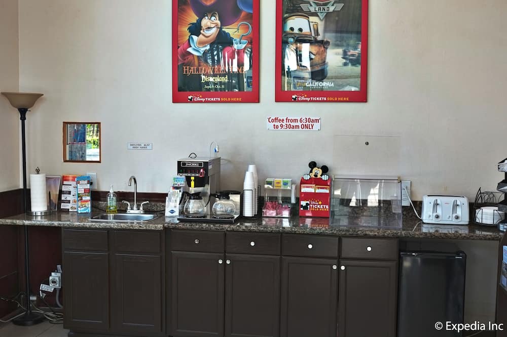 アナハイム ディスカバリー イン & スイーツ 写真