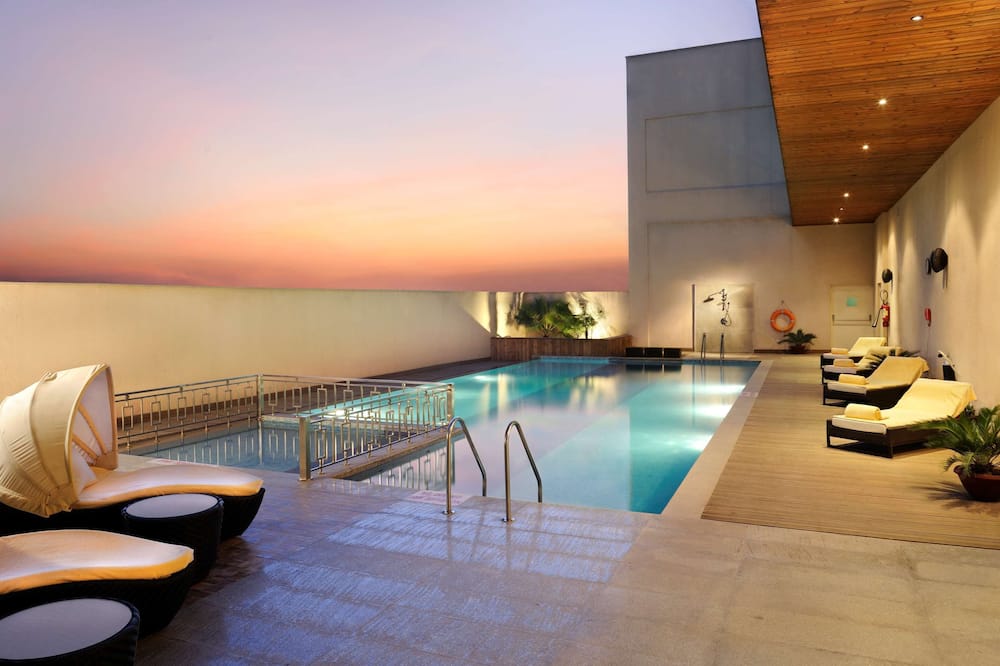 ダブルツリー バイ ヒルトン グルガーオン 写真