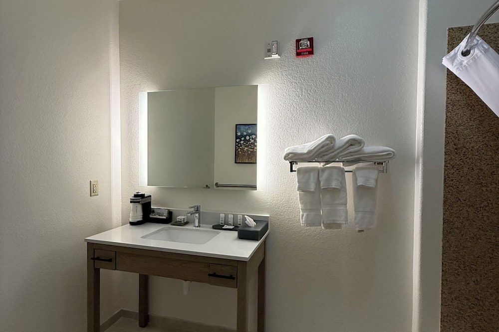 ラ キンタ イン & スイーツ バイ ウィンダム サーシー 写真