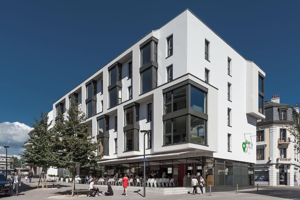 ベース ニヨン 写真