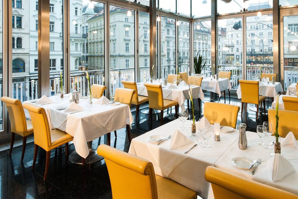 アンバサダー ホテル 写真