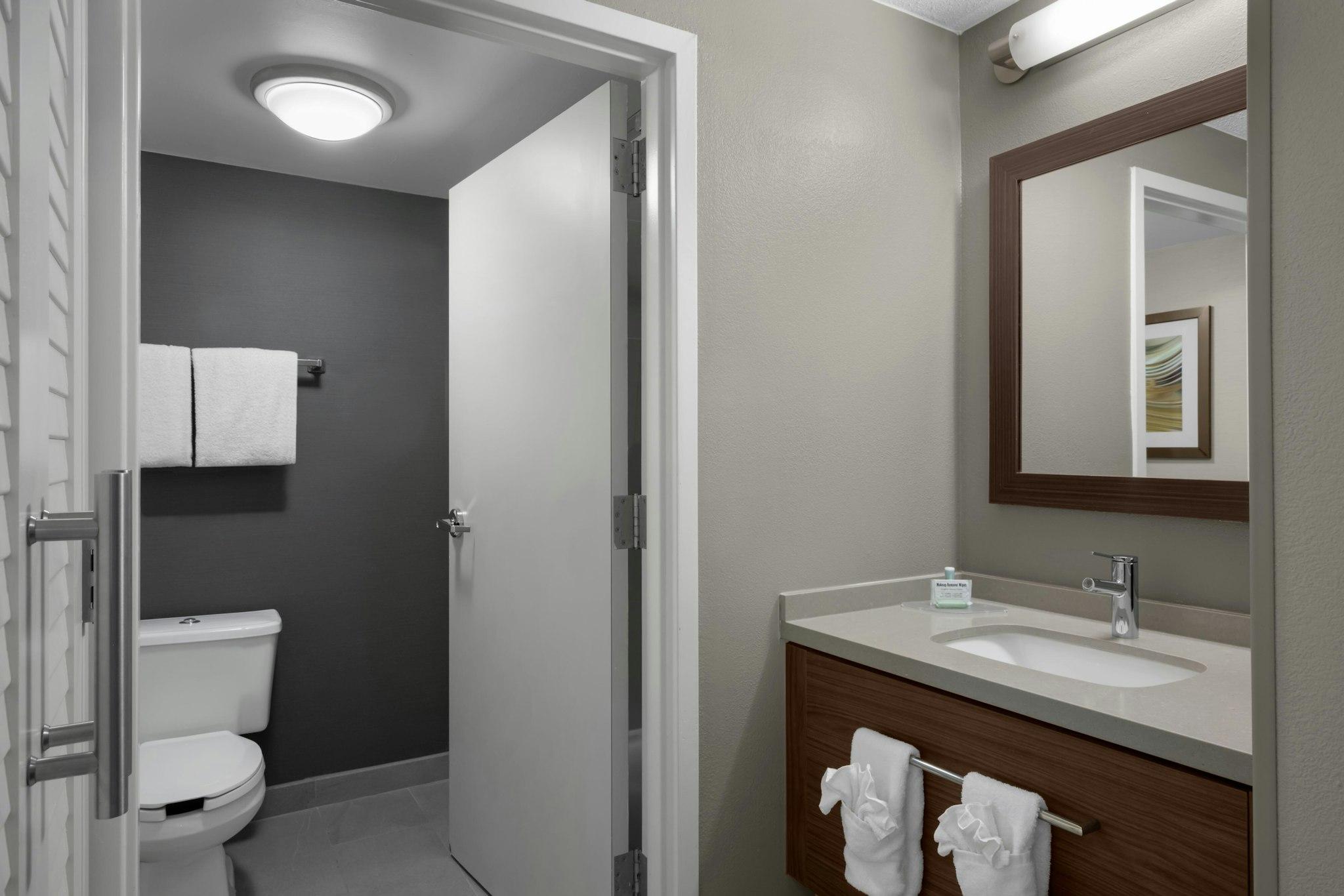 Courtyard by Marriott Charlotte Airport North 写真
